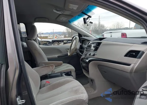 2012 Toyota Sienna Le V6 8 Passenger z USA, uszkodzony, nr VIN 5TDKK3DC9CS270970